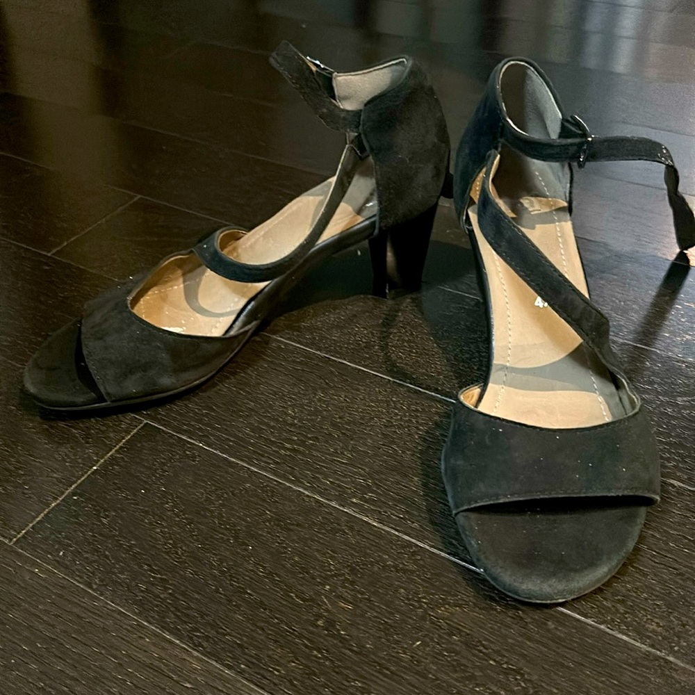 Ara Suede heals